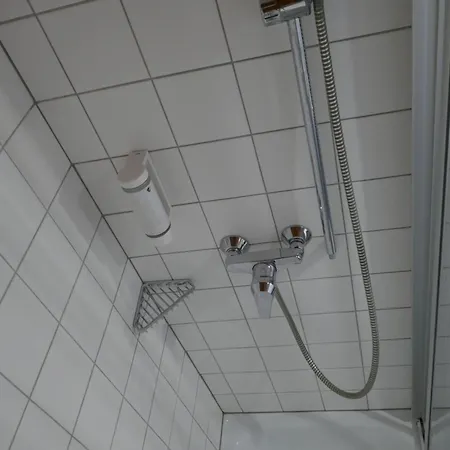 מלון Bitzer Zentrum 24h Check In Fruehstueck Zubuchbar Gratis Parkplaetze