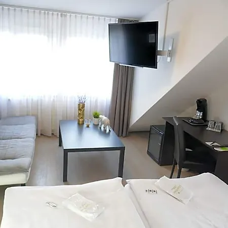 Bitzer Zentrum 24h Check In Fruehstueck Zubuchbar Gratis Parkplaetze מלון 3*